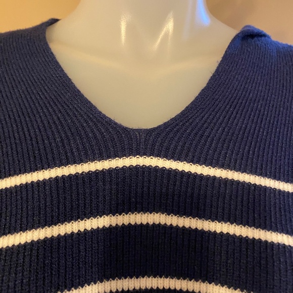 Tahari lightweight hoodie sweater - Picture 5 of 13